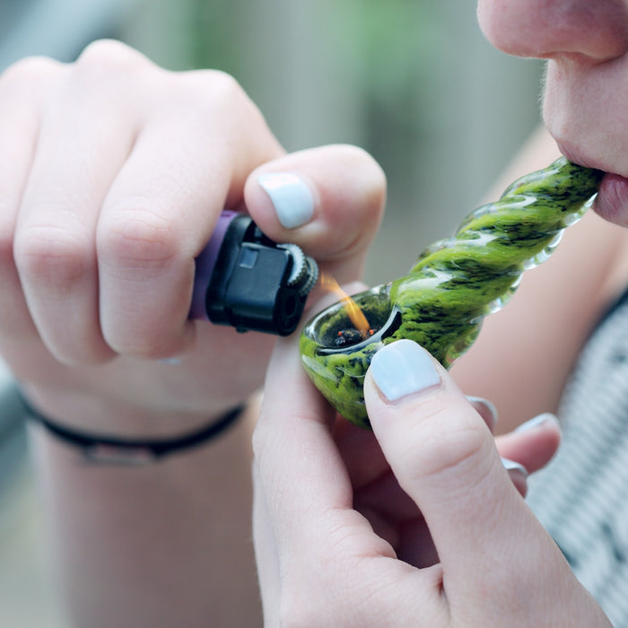 Glass Pipe Vs Metal Pipe: Which One Should You Use When Smoking Up?